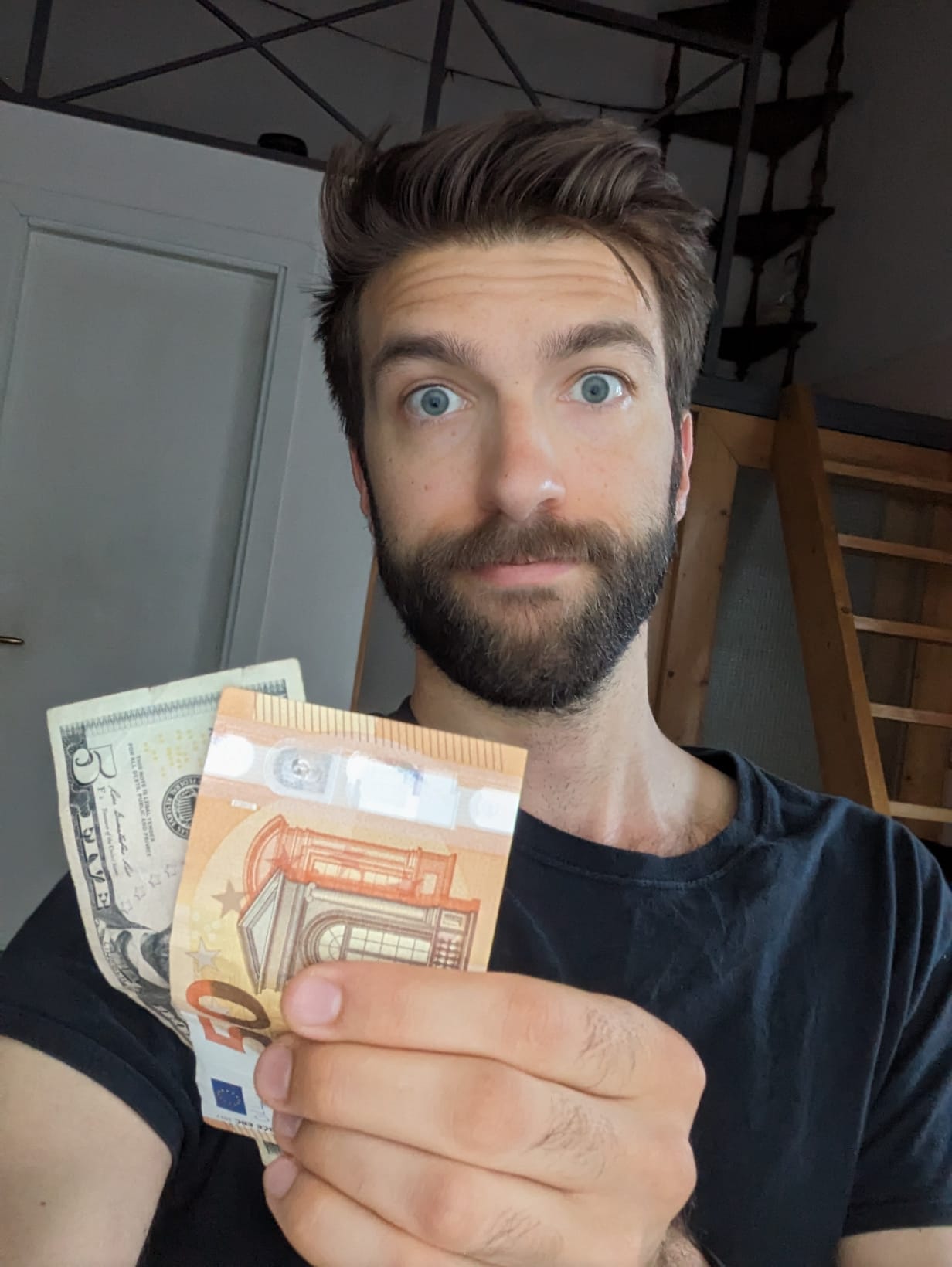 picture of dude holding USD and Cash